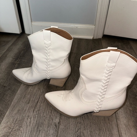 Women's DV By Dolce Vita Karyn Bootie - Picture 3 of 6